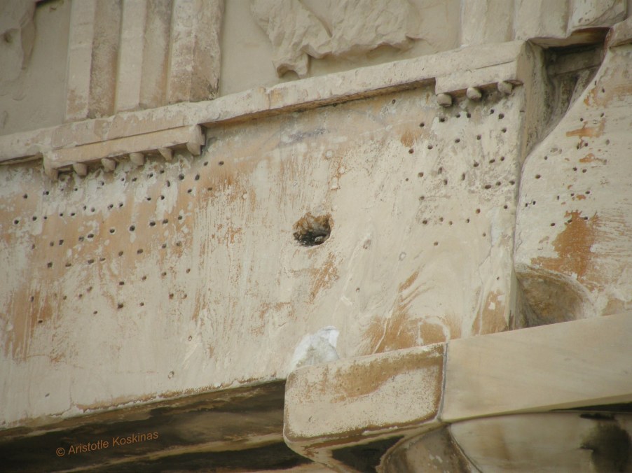 parthenon-architrave-eastern-side-shield-outline