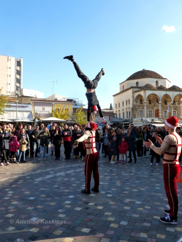 christmas-crowds-acrobats-athens-2016