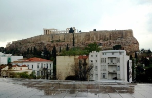 Η Ακρόπολη μετά τη βροχή (και τον κεραυνό) της Τρίτης. Λήψη από το μουσείο Ακροπόλεως.